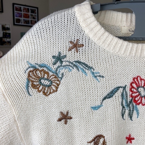 Easel Los Angeles Women's Size Small Floral Embroidered Oversized Cream Sweater - Picture 11 of 17